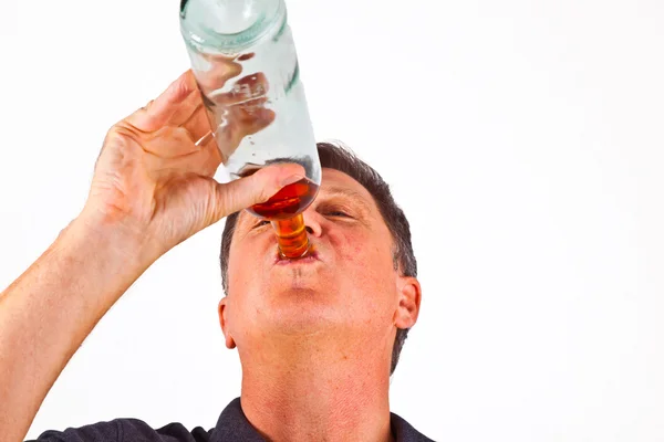 Homem bebendo álcool fora da garrafa — Fotografia de Stock