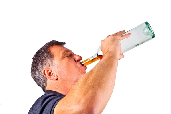 Man dricker alkohol ur flaskan — Stockfoto