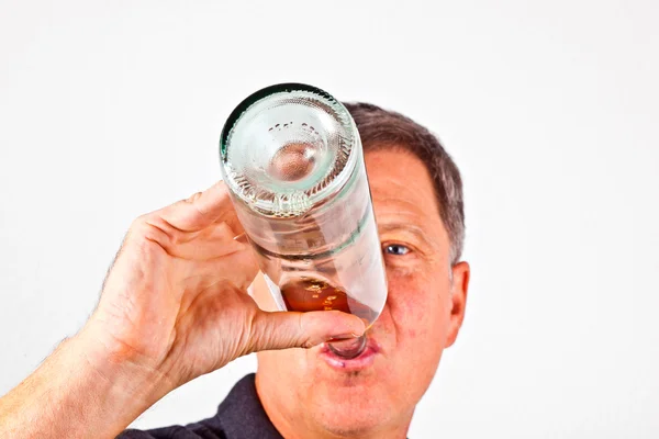 Άνθρωπος που πίνει αλκοόλ από το μπουκάλι — Φωτογραφία Αρχείου