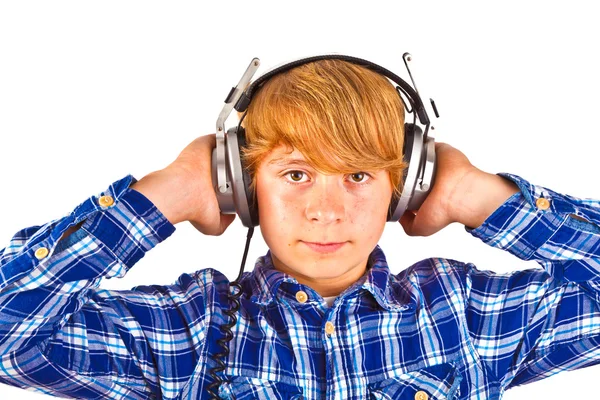 Щасливий хлопчик з навушниками слухає музику — стокове фото