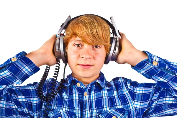 Ευτυχισμένο αγόρι με ακουστικά ακούει μουσική — Φωτογραφία Αρχείου