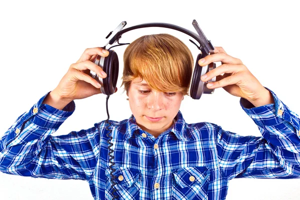 Mutlu çocuk kulaklık ile müzik dinliyor — Stok fotoğraf
