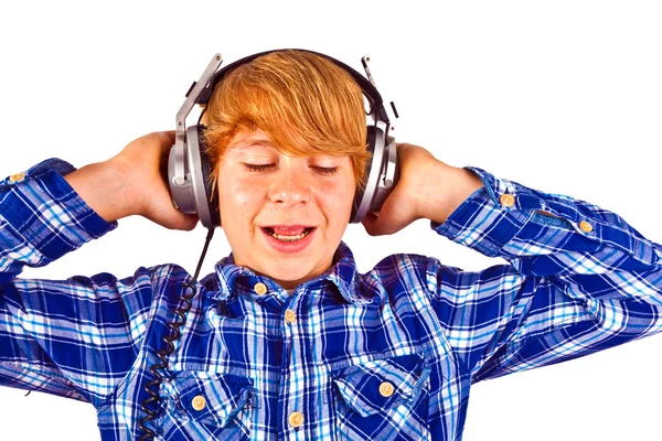 Boldog fiú fülhallgatóval zenét hallgat — Stock Fotó