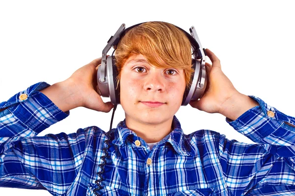 Gelukkige jongen met koptelefoon luistert naar muziek — Stockfoto
