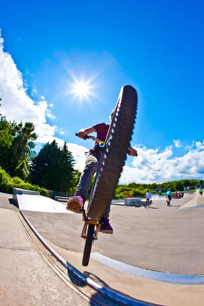 Хлопчик розважається з скутером у скейт-парку — стокове фото