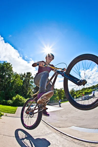 Boy has fun with scooter in the skate park — Stock Photo, Image