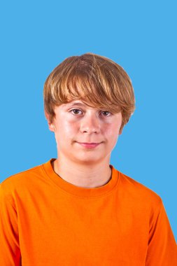 turuncu gömlek ile sevimli çocuk portresi