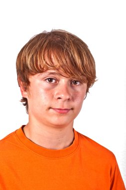 turuncu gömlek ile sevimli çocuk portresi