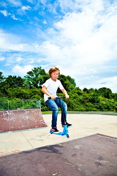 スクーターの少年は空輸に行ってください。 — ストック写真