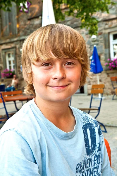 Jovem rapaz olhando confiante e sorri — Fotografia de Stock
