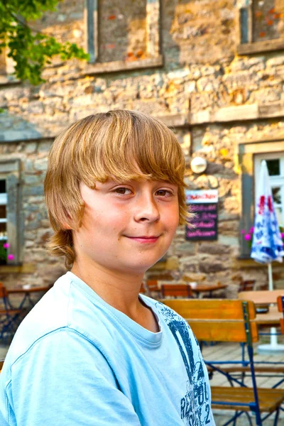 Νεαρό αγόρι που αναζητούν αυτοπεποίθηση και χαμόγελα — Φωτογραφία Αρχείου