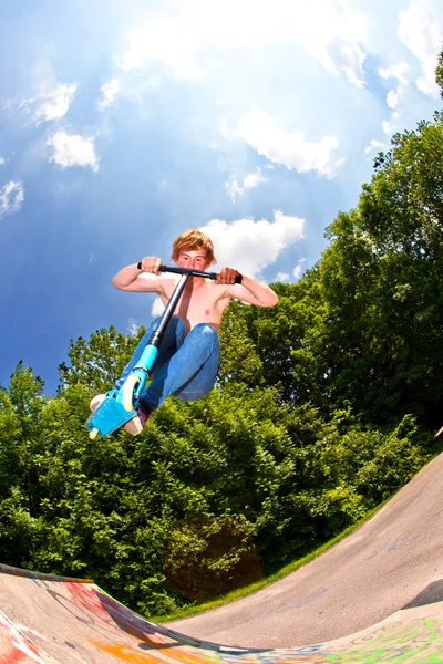 Fiatal fiú megy airborne, robogó — Stock Fotó