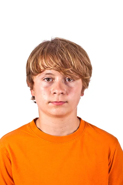 Portret van schattige jongen met oranje shirt — Stockfoto