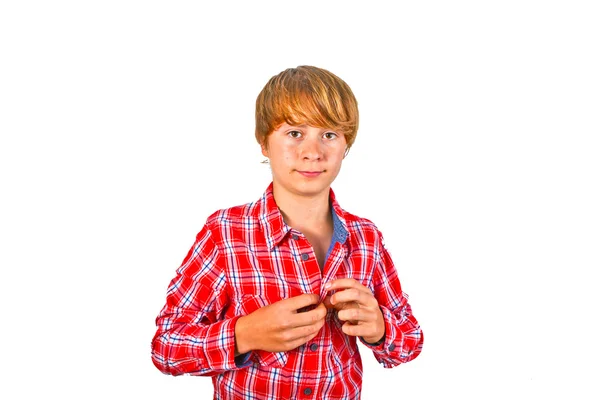 Aranyos fiú, a narancssárga inget portréja — Stock Fotó