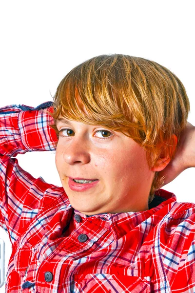 Porträtt av söt pojke med orange skjorta — Stockfoto