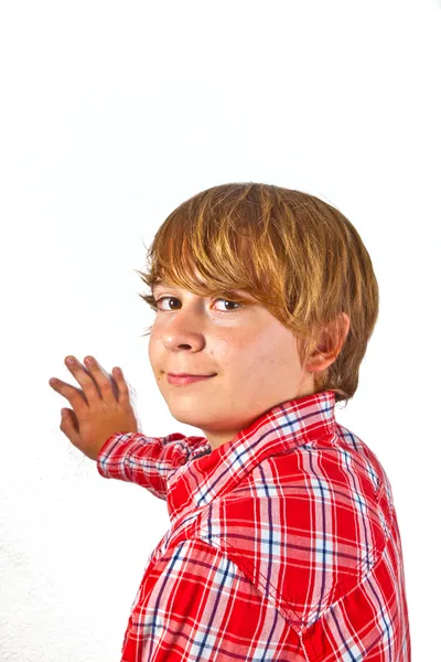 Portrait d'un garçon mignon avec chemise orange — Photo