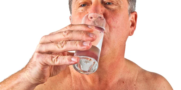 Porträt eines attraktiven Mannes, der Wasser trinkt — Stockfoto