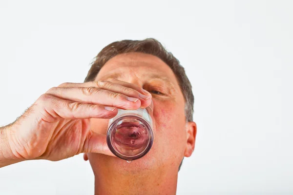 Портрет привлекательного мужчины с питьевой водой — стоковое фото