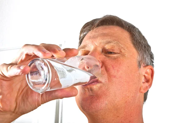 Porträtt av attraktiv man dricksvatten — Stockfoto