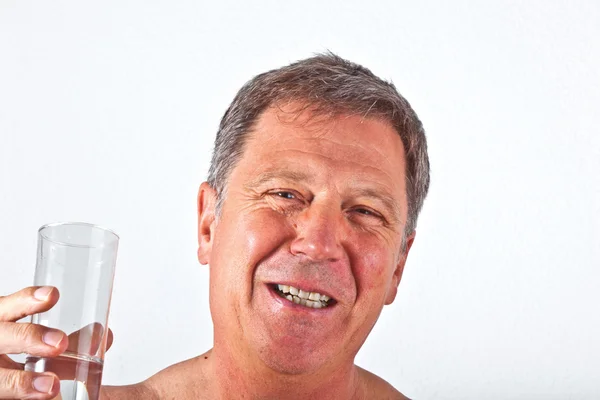 Portret van aantrekkelijke man drinkwater — Stockfoto