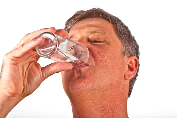 Porträtt av attraktiv man dricksvatten — Stockfoto