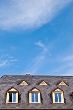Mavi gökyüzü ile çatı penceresi