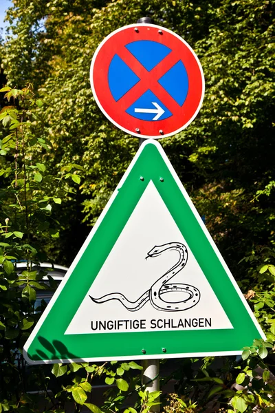 Snake waarschuwing witn geen parkeerplaats teken — Stockfoto