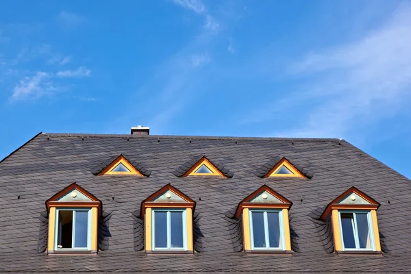 Venster in dak met blauwe hemel — Stockfoto