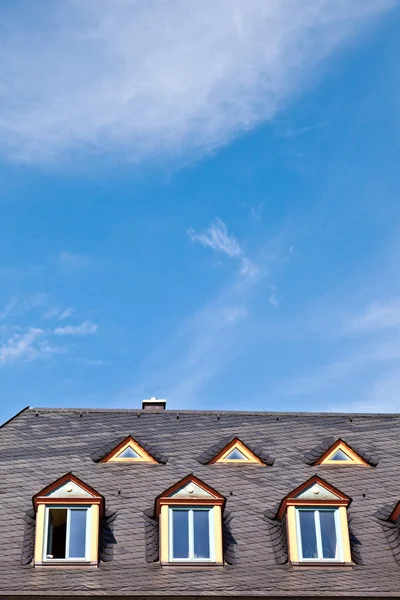 Παράθυρο στην στέγη με το μπλε του ουρανού — Φωτογραφία Αρχείου