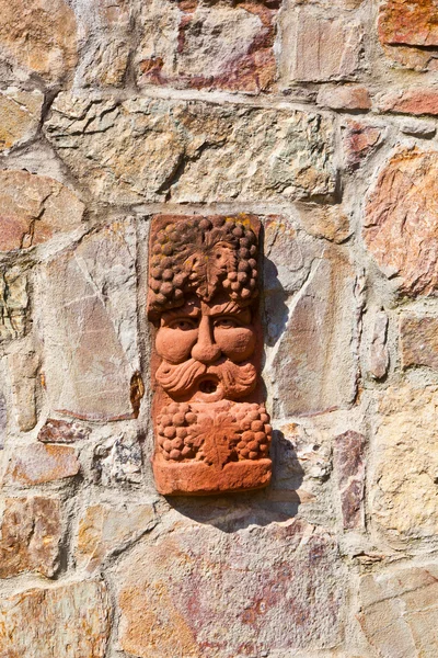Eski Ortaçağ taş duvar yüzü baccus, şarap tanrısı ile — Stok fotoğraf