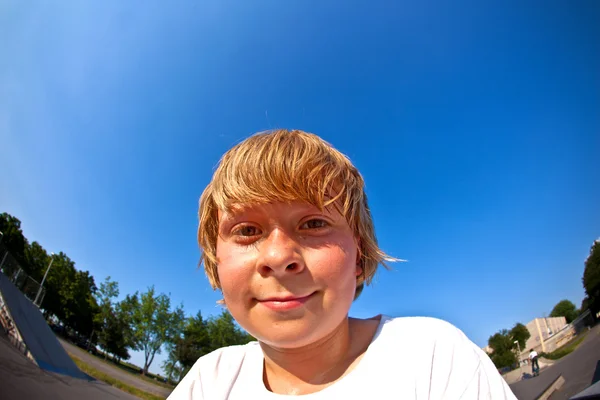 Молодий хлопчик у скейт-парку — стокове фото
