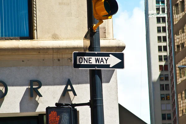 Znak drogowy jeden sposób w Nowym Jorku — Zdjęcie stockowe
