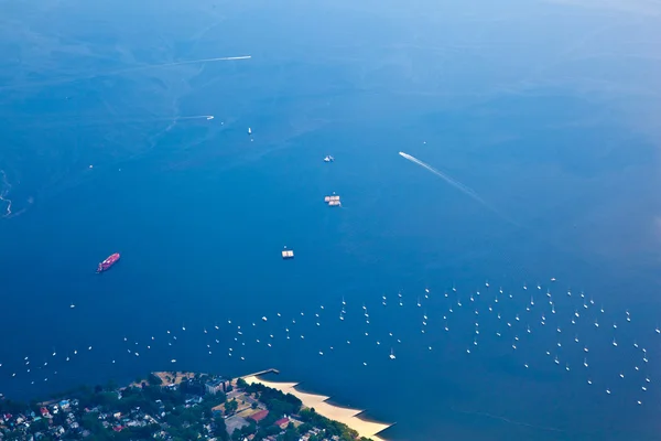 Desembarque em Newark com vista para o litoral com barcos à vela — Fotografia de Stock
