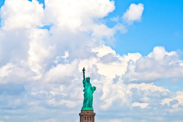 Статуя Свободи з хмарами — стокове фото