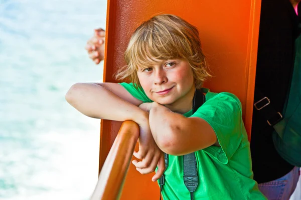 Rapaz feliz relaxando em um cambaleante no ferry Staten ilha para Ne — Fotografia de Stock