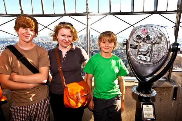 Famiglia sulla piattaforma di Empire State Building gode la vacanza — Foto Stock