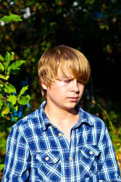 葉で怒っている男の子の肖像画 — ストック写真