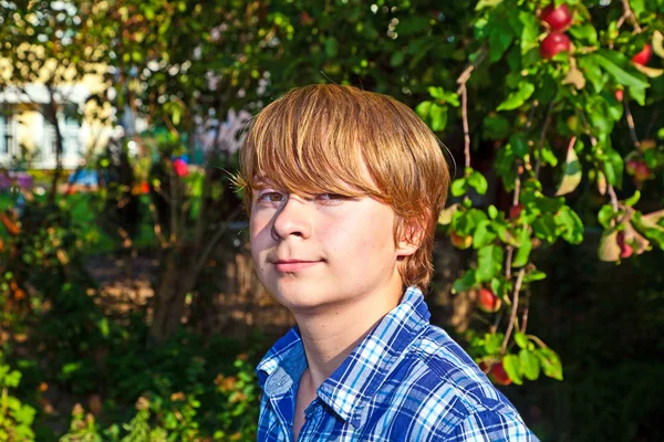 Porträt eines süßen Jungen in Blättern — Stockfoto