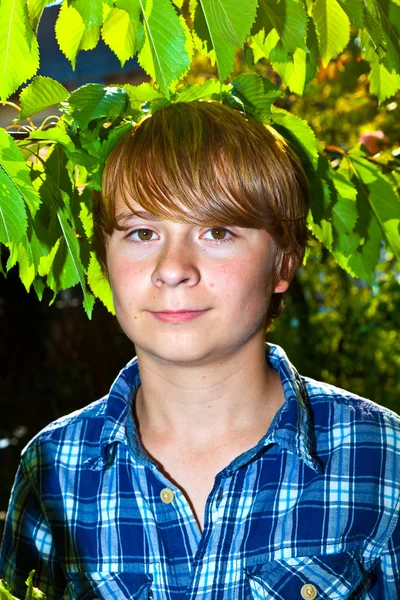 Portret van schattige jongen in bladeren — Stockfoto