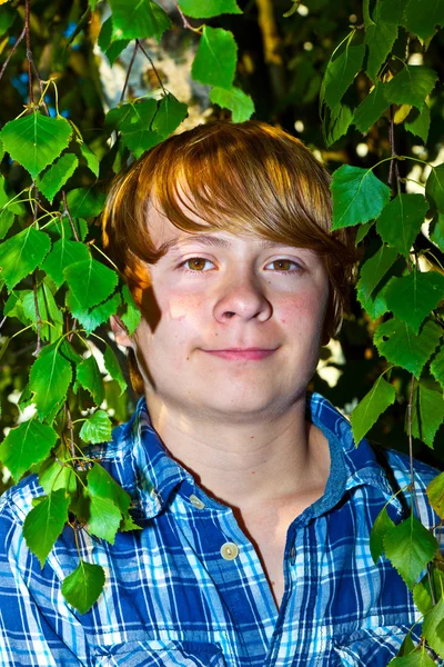 葉でかわいい男の子の肖像画 — ストック写真