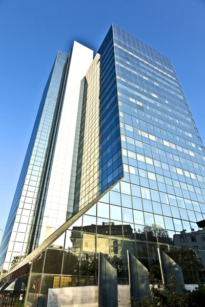 Glasfassade eines modernen Wolkenkratzers — Stockfoto