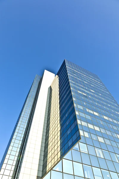 Fachada de cristal de rascacielos moderno —  Fotos de Stock