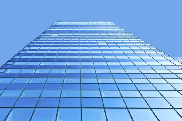 Стеклянный фасад современного небоскреба — стоковое фото
