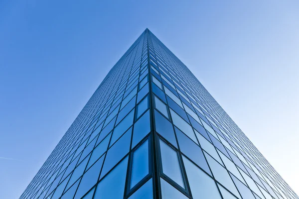 Стеклянный фасад современного небоскреба — стоковое фото