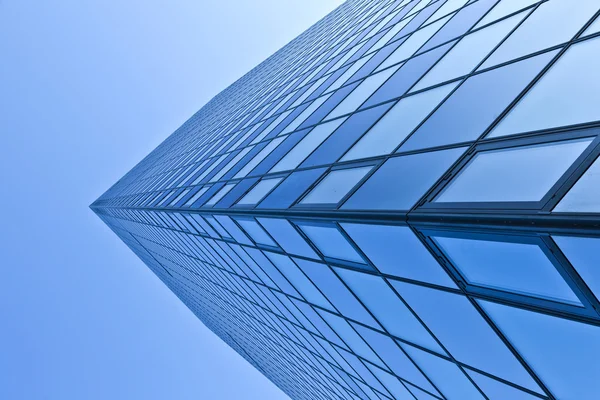 Glasfassade eines modernen Wolkenkratzers — Stockfoto