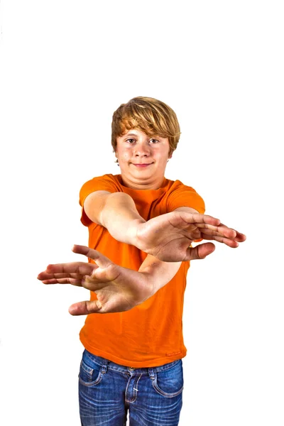 可爱男孩与橙色衬衫打手势与他的手臂的肖像 — 图库照片