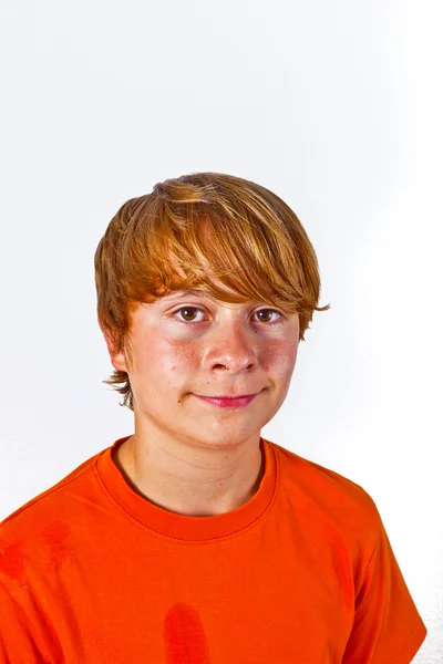 오렌지 셔츠와 함께 귀여운 소년의 초상화 — 스톡 사진