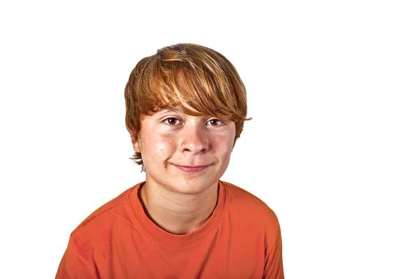 Πορτρέτο του χαριτωμένο αγόρι με την πορτοκαλί μπλούζα — Φωτογραφία Αρχείου
