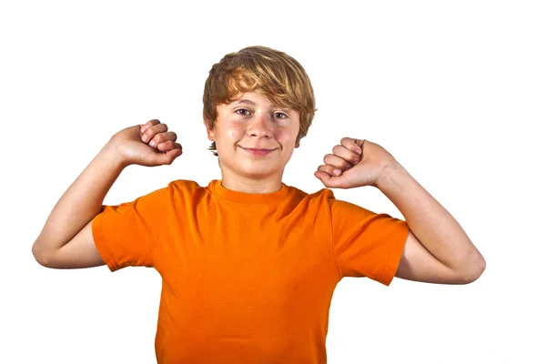 Porträt eines niedlichen Jungen mit orangefarbenem Hemd, der mit den Armen gestikuliert — Stockfoto