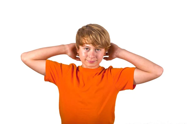 Retrato de menino bonito com camisa laranja gesticular com os braços — Fotografia de Stock